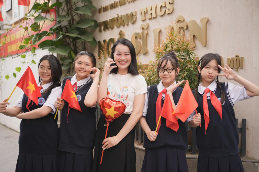 Cô trò Trường THCS Ngô Sĩ Liên, quận Hoàn Kiếm, Hà Nội.