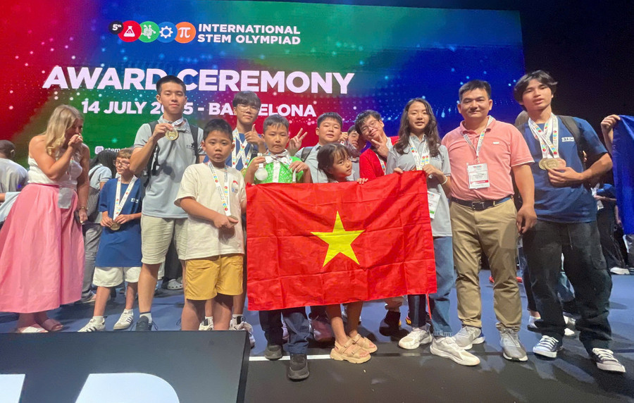 Học sinh Việt Nam nhận giải thưởng tại Olympic STEM quốc tế năm 2025.