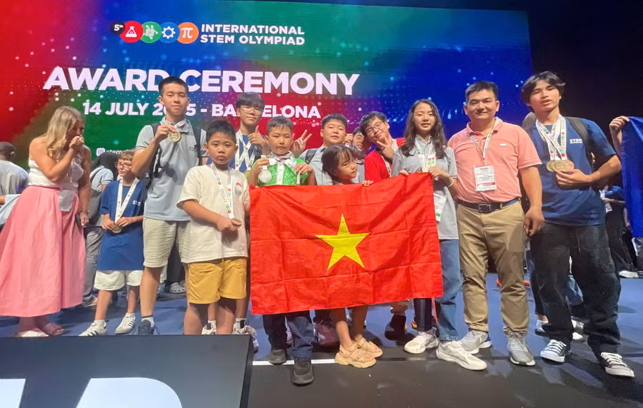 Học sinh Việt Nam nhận giải thưởng tại Olympic STEM quốc tế năm 2025.