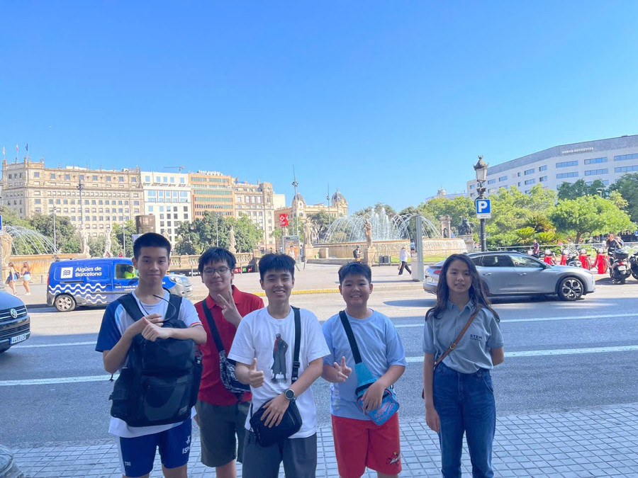 បន្ទាប់ពីការប្រកួតរយៈពេល 3 ថ្ងៃ សិស្សានុសិស្ស និងលោកគ្រូអ្នកគ្រូក៏បានចូលរួមក្នុងដំណើរកម្សាន្តទៅកាន់ប្រទេសបារាំង និងទស្សនាកន្លែងទេសភាព និងសារមន្ទីរវិទ្យាសាស្ត្រដ៏ល្បីល្បាញផងដែរ។ z6814848557686-ea8d9d16ab7ef1e7aa056e87dd97e72c.jpg