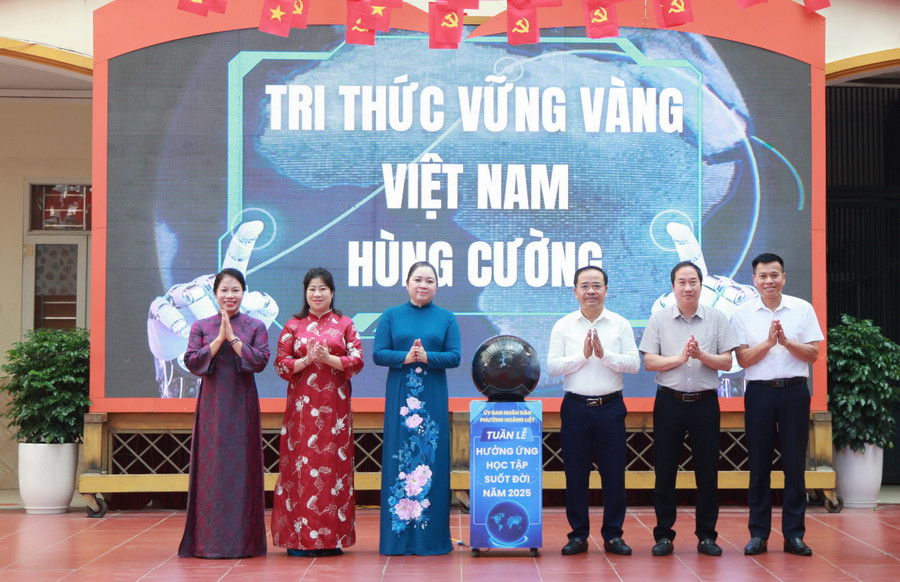 Các đại biểu gửi thông điệp của Tuần lễ hưởng ứng học tập suốt đời. img-0250.jpg