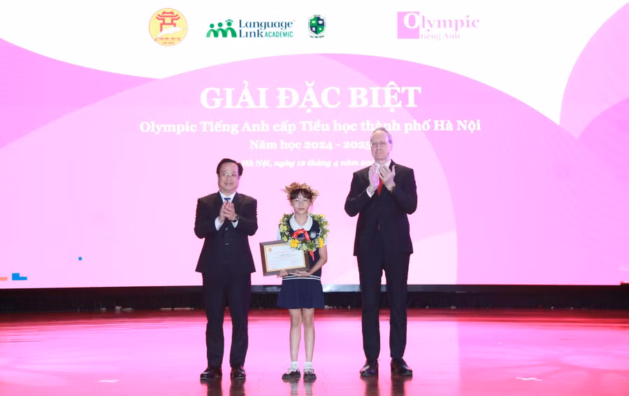 Ông Trần Thế Cương - Giám đốc Sở GD&ĐT Hà Nội và ông Gavan Iacono - Tổng Giám đốc Language Link Việt Nam trao giải Đặc biệt cho học sinh Phạm Kiều Trang.