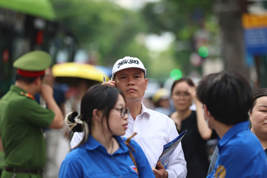 Mong ngóng thông tin của học trò. Ảnh: Lê Tùng. 4.jpg