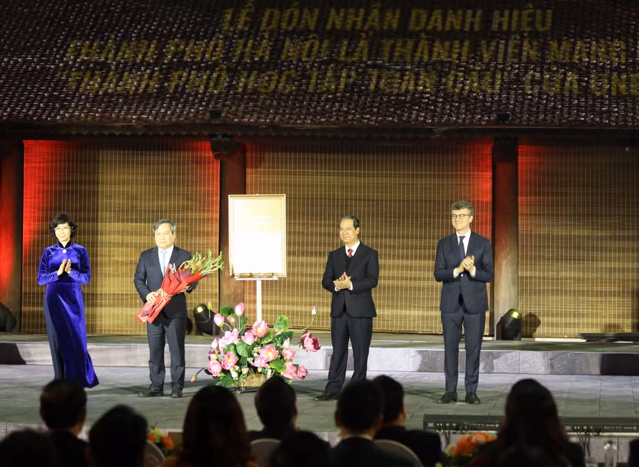 Lãnh đạo thành phố Hà Nội đón nhận danh hiệu Thủ đô Hà Nội là thành viên Mạng lưới “Thành phố học tập toàn cầu” của UNESCO.