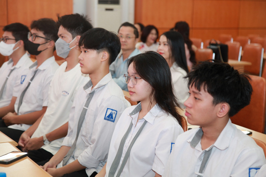 Các em học sinh dự lễ kết nạp Đảng. img-0059.jpg