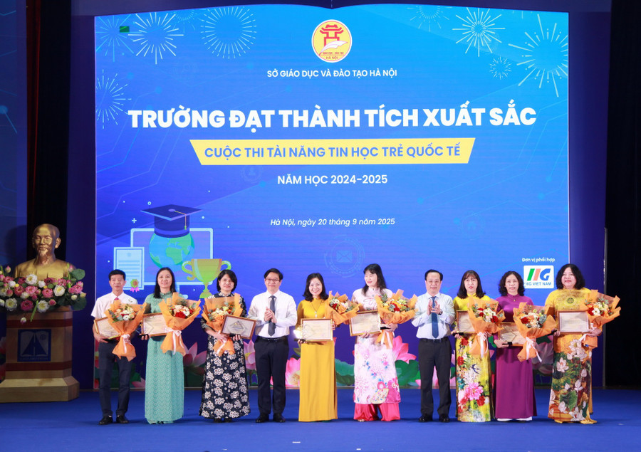 Ông Trần Thế Cương - Giám đốc Sở GD&ĐT Hà Nội và ông Thái Văn Tài - Vụ trưởng Vụ Giáo dục phổ thông (Bộ GD&ĐT) trao thưởng cho các trường đạt thành tích xuất sắc. img-0292.jpg