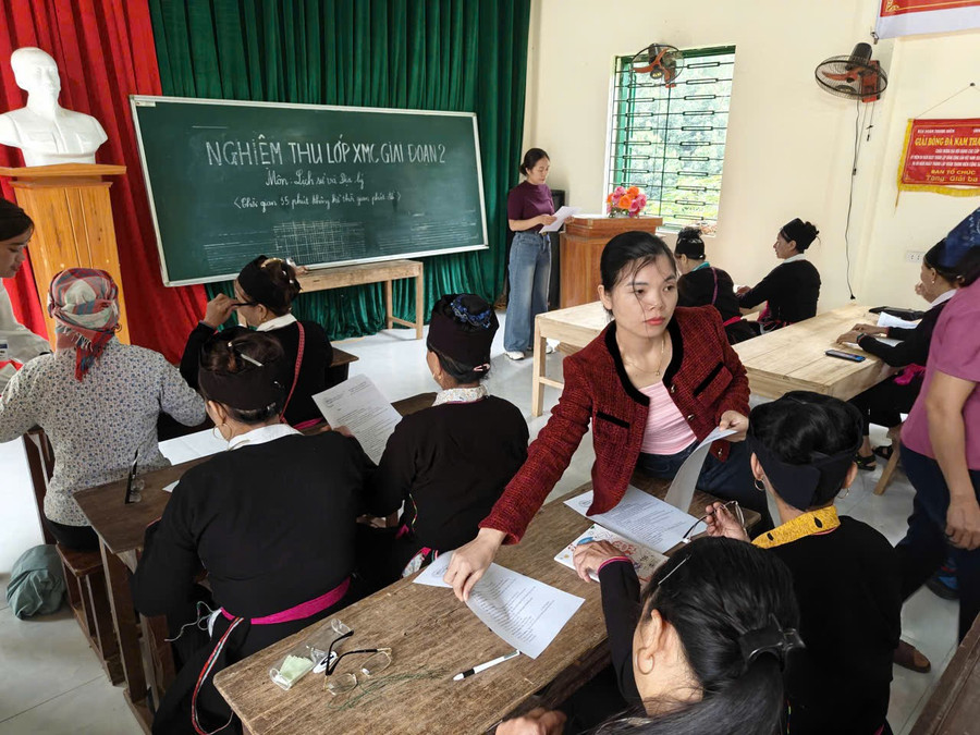 Lớp xóa mù chữ tại xã Thống Nhất (Lạng Sơn).