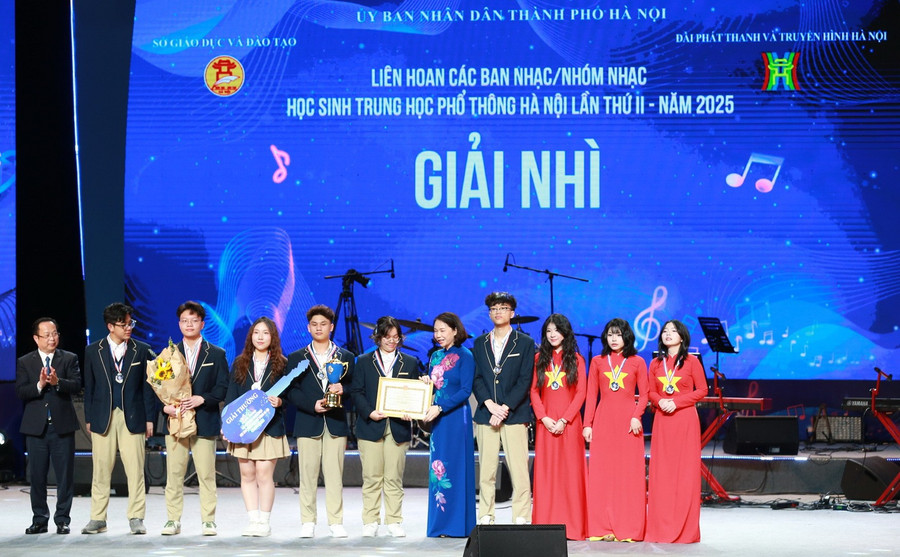 Phó Chủ tịch UBND TP Hà Nội Vũ Thu Hà, Giám đốc Sở GD&ĐT Hà Nội Trần Thế Cương trao giải cho ban nhạc Medley Melody.