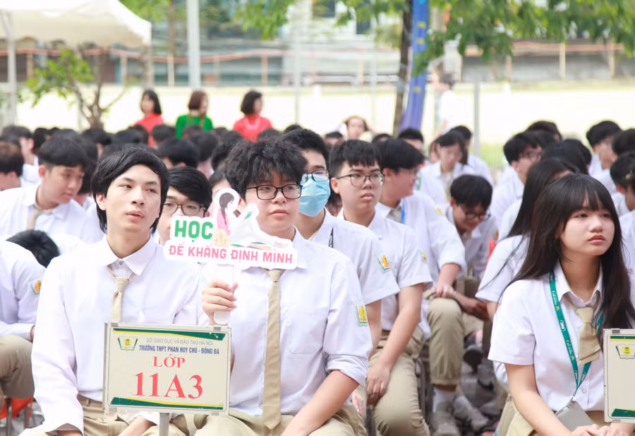 Học sinh Trường THPT Phan Huy Chú - Đống Đa tham dự diễn đàn.