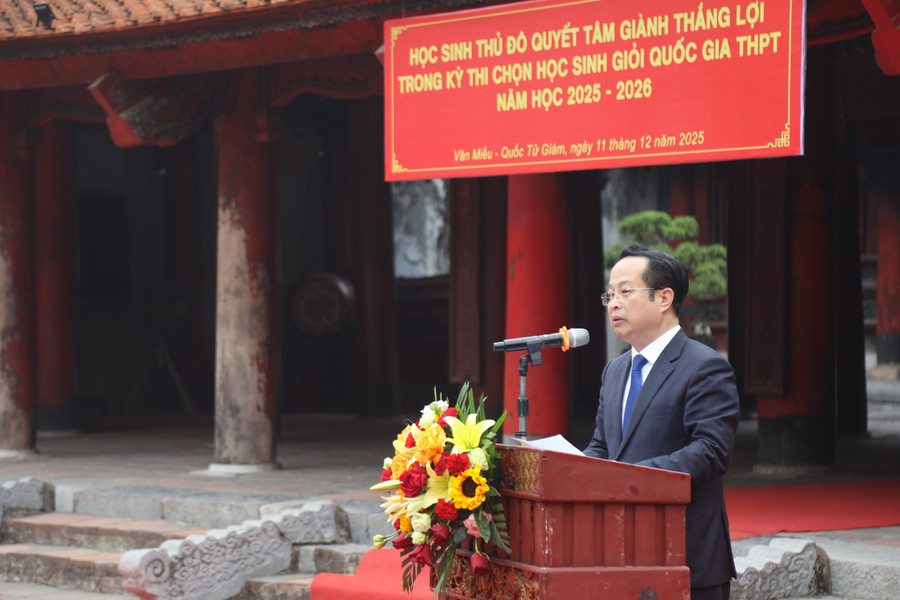 Тран Тхе Куонг, постійний заступник голови Народної ради міста Ханой, виступив з промовою, привітавши та підбадьоривши студентів. Phó Chủ tịch Thường trực HĐND thành phố Hà Nội Trần Thế Cương phát biểu chúc mừng, động viên các em học sinh.