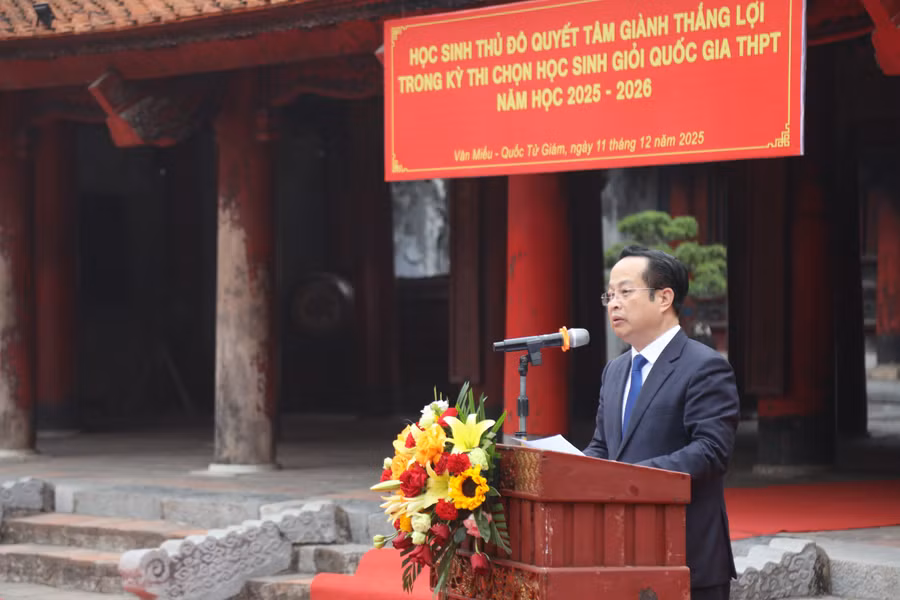 Phó Chủ tịch Thường trực HĐND thành phố Hà Nội Trần Thế Cương phát biểu chúc mừng, động viên các em học sinh.