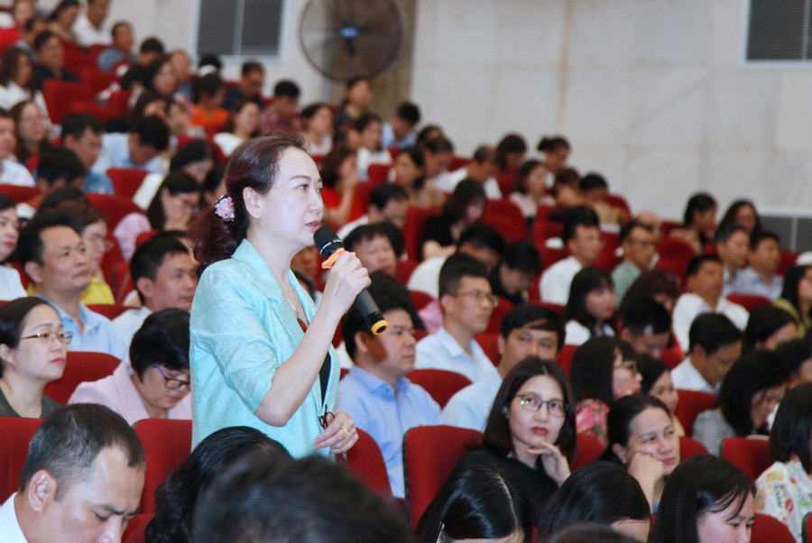 Các đại biểu góp ý tại hội nghị. img-0070.jpg