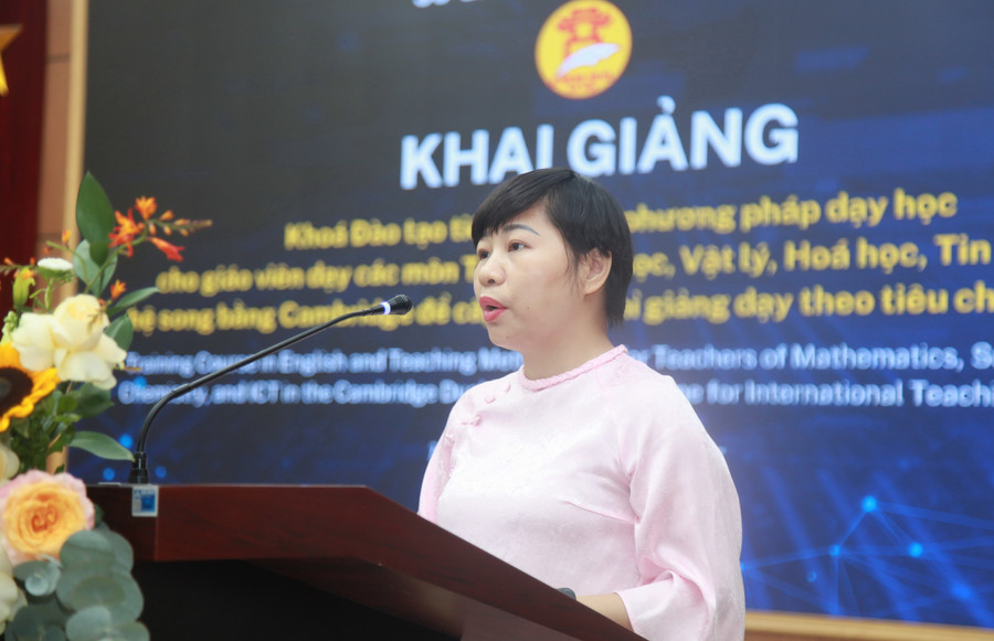 Cô Trần Thị Thu Hà, giáo viên Trường THCS Trưng Vương (phường Cửa Nam) chia sẻ cảm xúc tại lễ khai giảng. img-0083.jpg