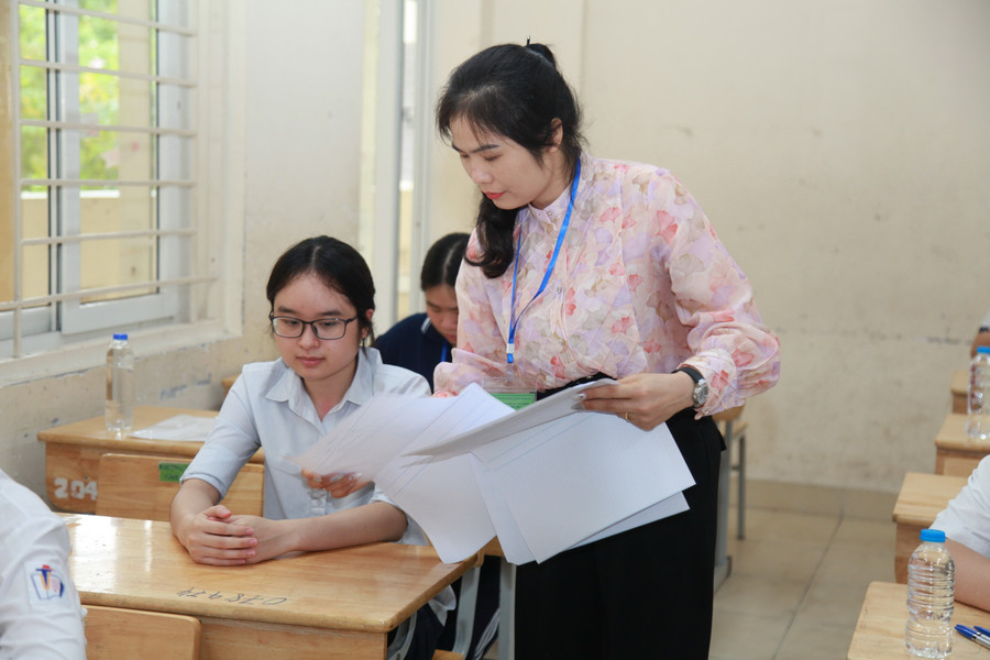 Giám thị phát giấy nháp cho thí sinh. img-0121.jpg