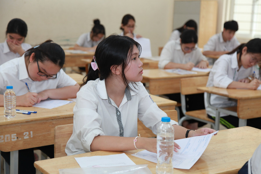 Thí sinh trước giờ làm bài thi. img-0128.jpg