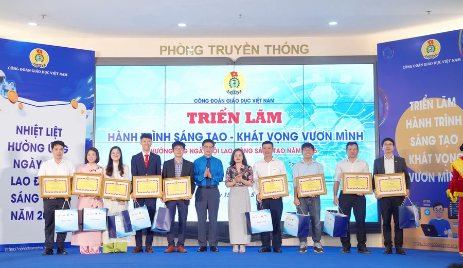Ông Nguyễn Ngọc Ân - Chủ tịch Công đoàn Giáo dục Việt Nam và bà Đặng Thị Thu Huyền, đại diện Elmich Việt Nam trao quà cho cho các nhà khoa học trẻ.