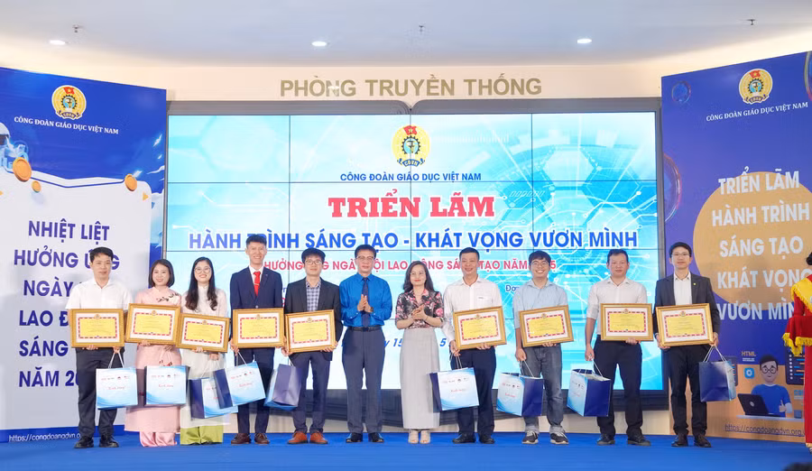 Ông Nguyễn Ngọc Ân - Chủ tịch Công đoàn Giáo dục Việt Nam và bà Đặng Thị Thu Huyền, đại diện Elmich Việt Nam trao quà cho cho các nhà khoa học trẻ.