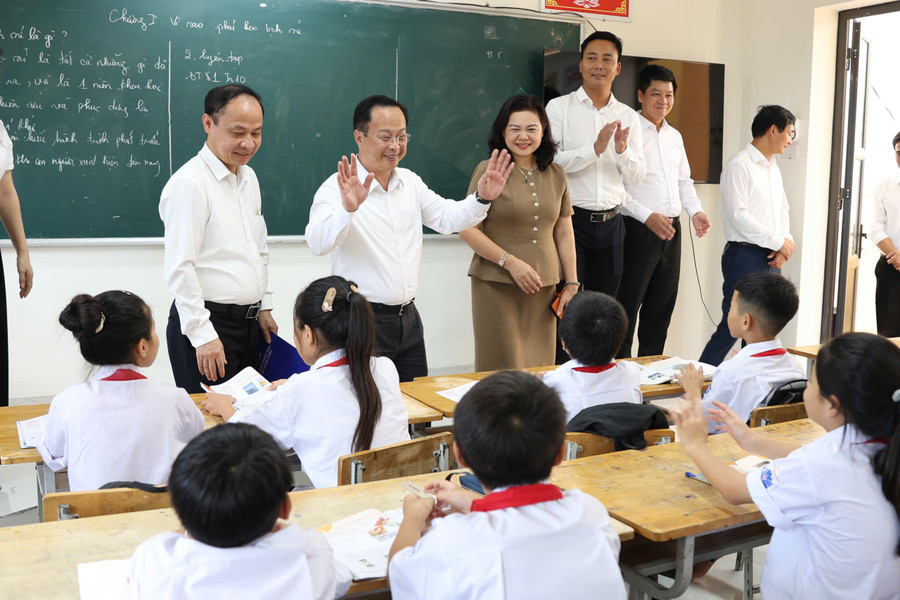 Đoàn công tác của Sở Giáo dục và Đào tạo Hà Nội thăm một lớp học của Trường Tiểu học Minh Châu. z6980960807135-a75f9831af459c6bcf484d35d269eea3.jpg