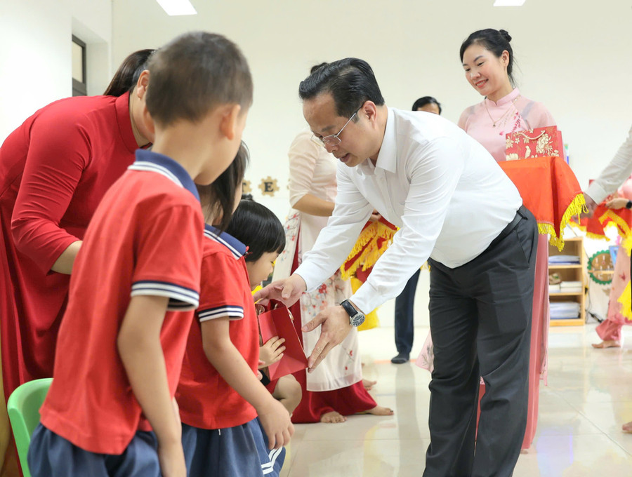 Giám đốc Sở GD&ĐT Hà Nội Trần Thế Cương tặng quà cho học sinh xã Minh Châu.