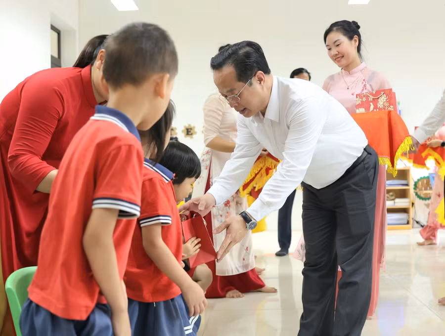 Giám đốc Sở GD&ĐT Hà Nội Trần Thế Cương tặng quà cho học sinh xã Minh Châu.