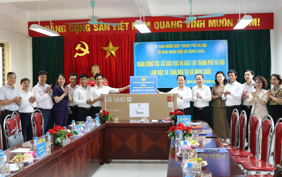 Đoàn công tác Sở GD&ĐT Hà Nội làm việc và tặng quà tại xã Minh Châu. z6980960517031-f3d07c528a8d898e132c339db407e0e0.jpg