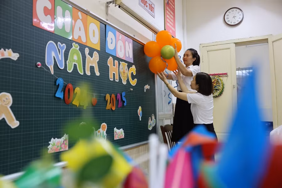 Các cô giáo Trường Tiểu học Bình Minh chuẩn bị cho năm học mới.