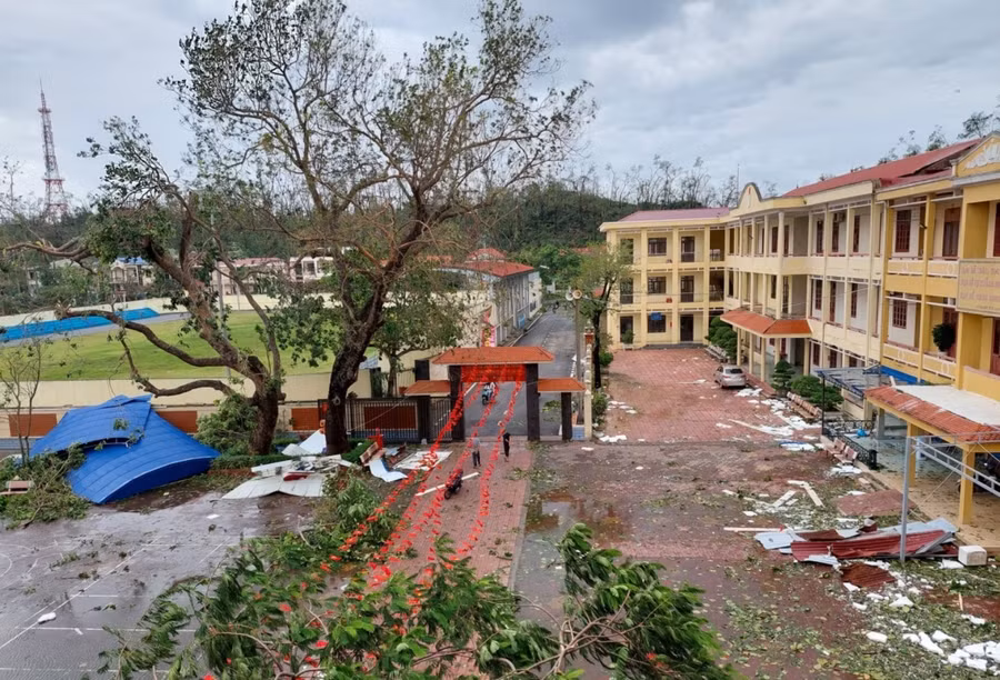 Nhiều trường học bị ảnh hưởng nặng nề do mưa bão.