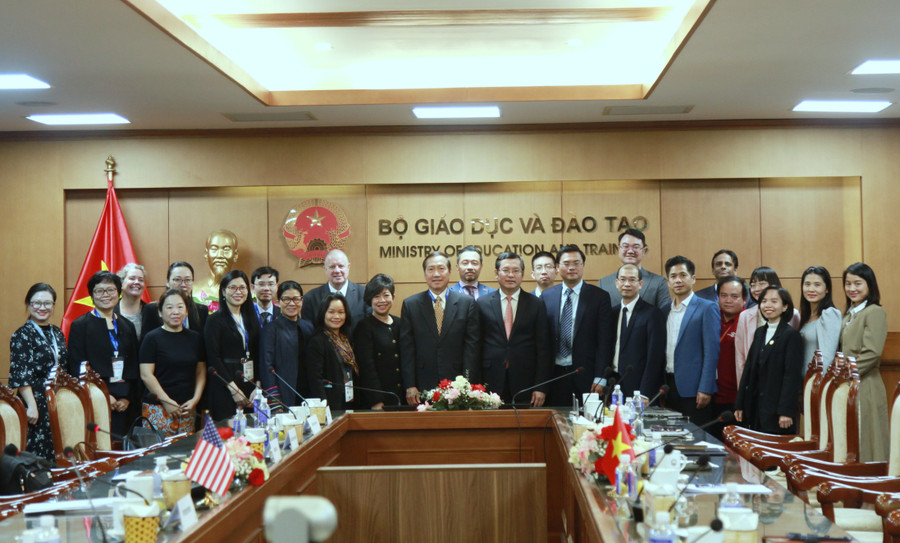 Các đại biểu chụp ảnh lưu niệm.