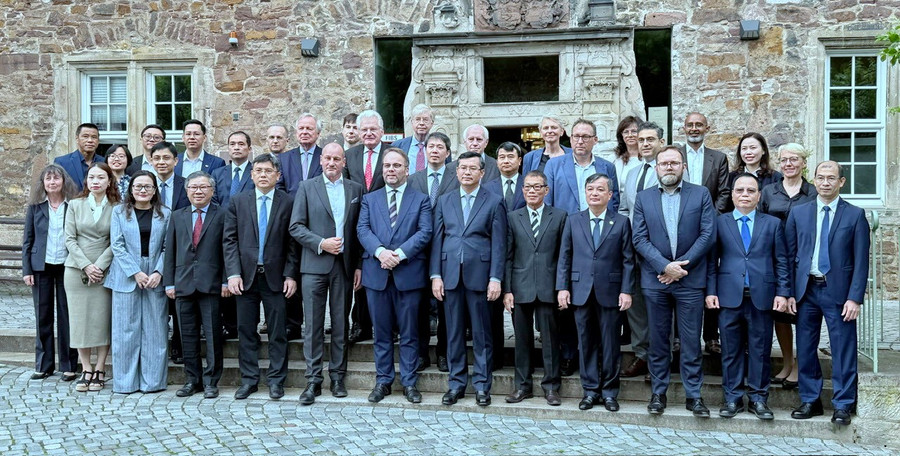 Bộ trưởng Bộ Khoa học và Nghệ thuật Hessen Timon Gremmels, bang Hessen - Thứ trưởng Bộ Giáo dục và Đào tạo Việt Nam Nguyễn Văn Phúc chụp ảnh cùng các đại biểu tham dự Hội nghị. dai-bieu.jpg