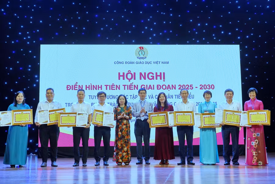 Bà Thái Thu Xương - Phó Chủ tịch Thường trực Tổng Liên đoàn Lao động Việt Nam và ông Nguyễn Ngọc Ân - Chủ tịch Công đoàn Giáo dục Việt Nam trao bằng khen và giấy chứng nhận cho các tập thể xuất sắc.