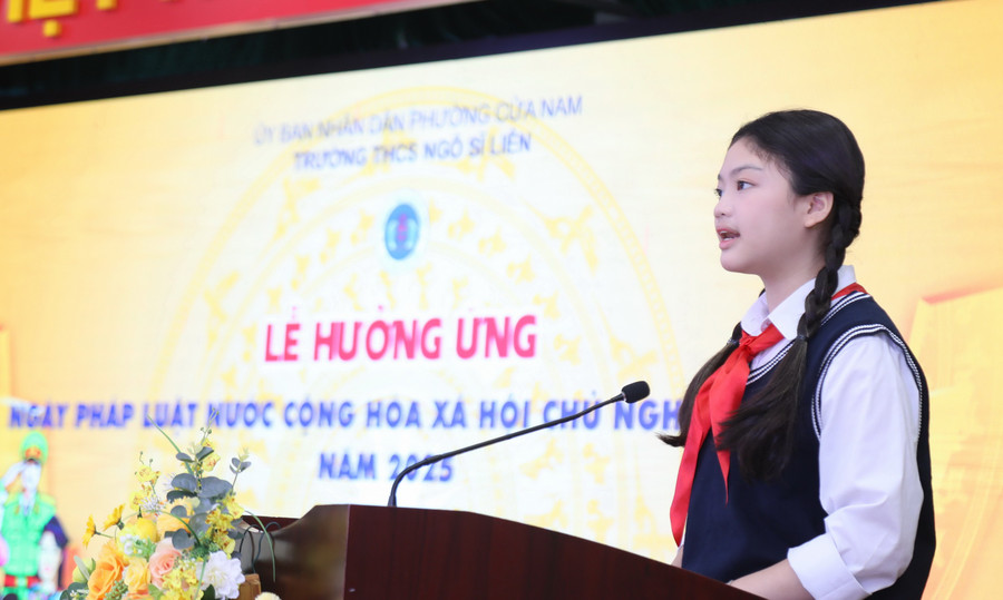 Nguyễn Bảo Phương, học sinh lớp 6A5, Trường THCS Ngô Sĩ Liên phát biểu hưởng ứng.