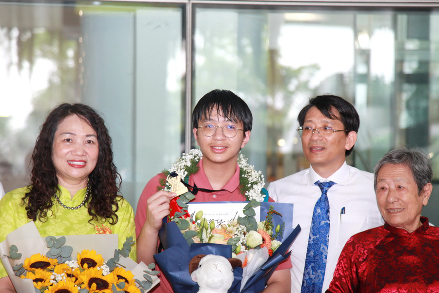 Thí sinh Nguyễn Mạnh Tuấn chia sẻ niềm vui với gia đình trước cửa sân bay. img-0373.jpg