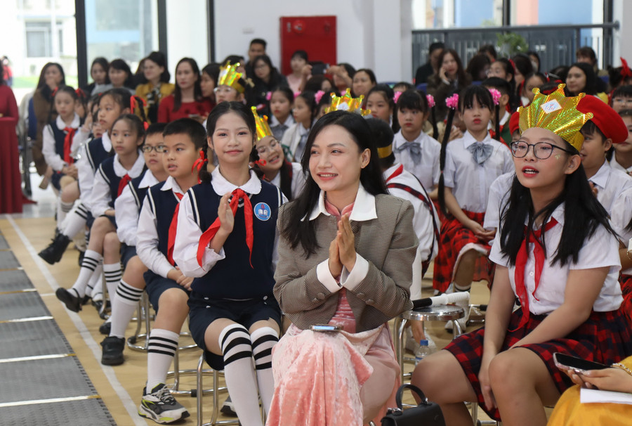 Giáo viên và học sinh tham dự ngày hội.