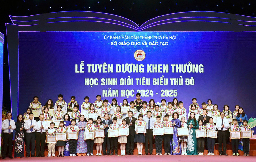 Ban tổ chức trao thưởng cho các học sinh giỏi tiêu biểu.