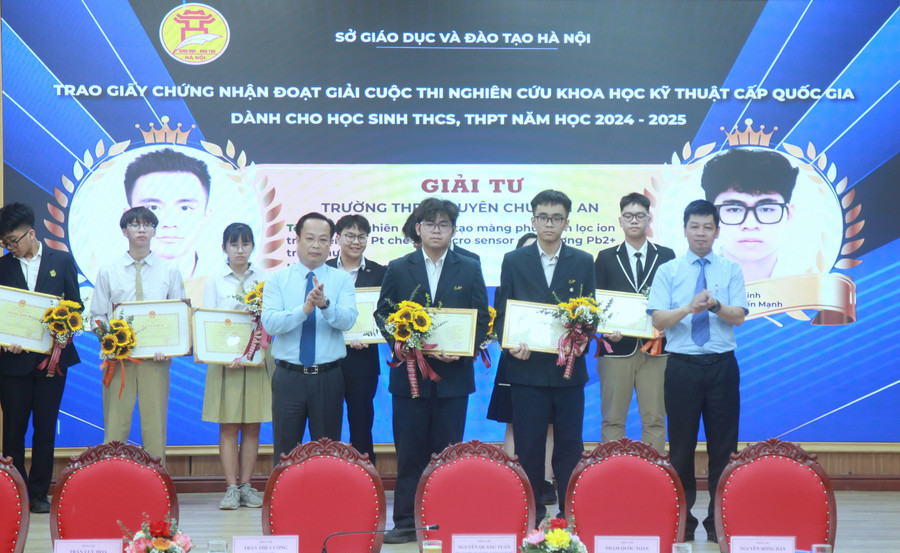 Giám đốc Sở GD&ĐT Hà Nội Trần Thế Cương và Phó Giám đốc Sở GD&ĐT Hà Nội Phạm Quốc Toản trao giấy chứng nhận cho nhóm học sinh Trường THPT Chu Văn An. img-0233.jpg