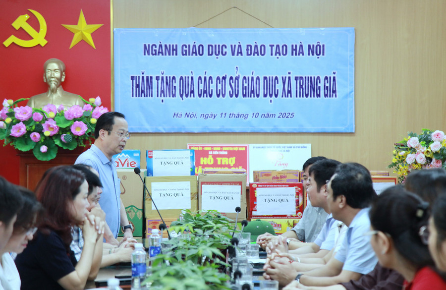 Giám đốc Sở GD&ĐT Hà Nội Trần Thế Cương thăm hỏi chính quyền địa phương và các nhà trường. img-0101.jpg