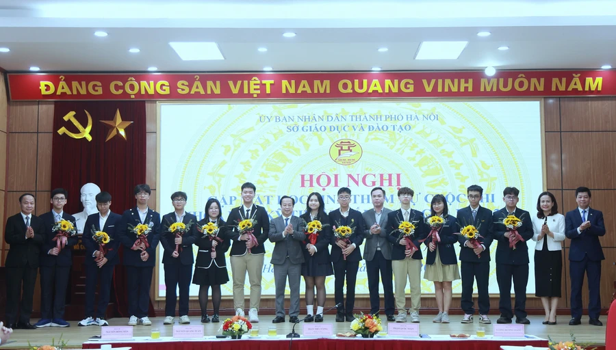 Lãnh đạo Sở GD&ĐT Hà Nội tặng hoa chúc mừng đoàn học sinh Hà Nội tham dự cuộc thi nghiên cứu khoa học, kỹ thuật cấp quốc gia học sinh THCS và THPT năm học 2024-2025.