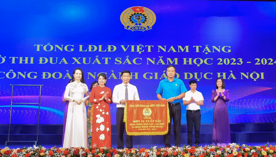Công đoàn ngành giáo dục Hà Nội nhận cờ thi đua của Tổng Liên đoàn Lao động Việt Nam.
