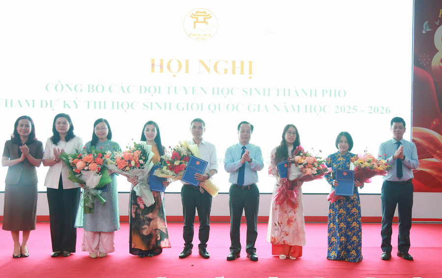 Lãnh đạo Sở GD&ĐT Hà Nội tặng hoa chúc mừng các thầy cô giáo có đội tuyển đạt thành tích xuất sắc năm học 2024-2025. img-0314.jpg