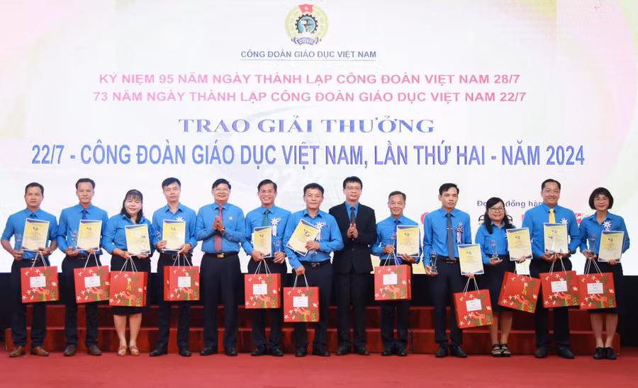 Các nhà giáo vinh dự nhận giải thưởng 22/7 Công đoàn Giáo dục Việt Nam.