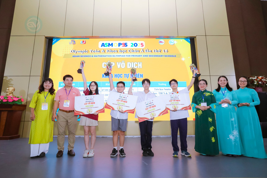 Các thí sinh nhận cúp vô địch. dt4a9954.jpg