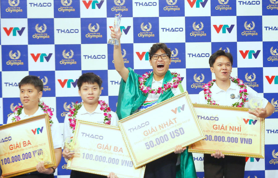 Chàng trai 'siêu dễ thương' mang vòng nguyệt quế Olympia về Hà Nội
