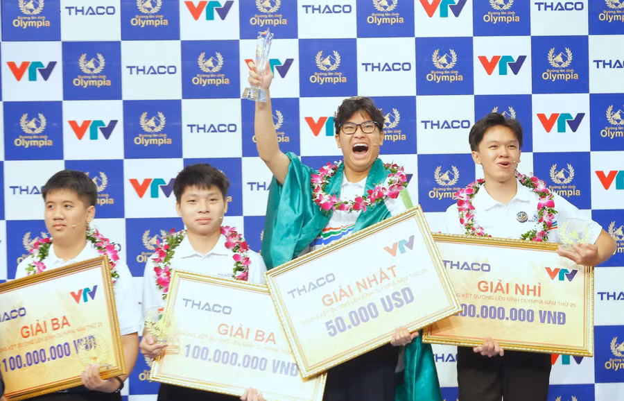 Chàng trai 'siêu dễ thương' mang vòng nguyệt quế Olympia về Hà Nội