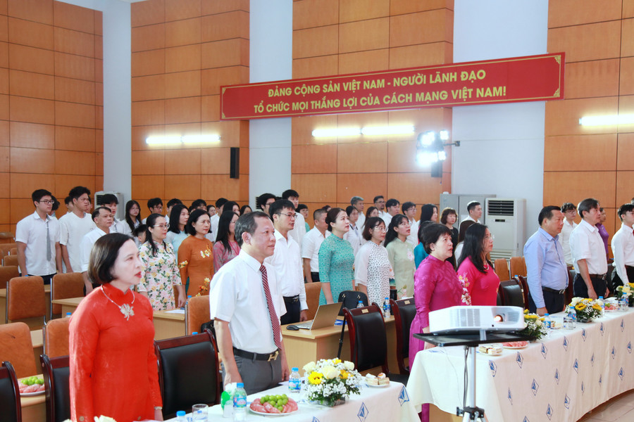 Các đại biểu và các em học sinh thực hiện nghi thức chào cờ. img-0127.jpg