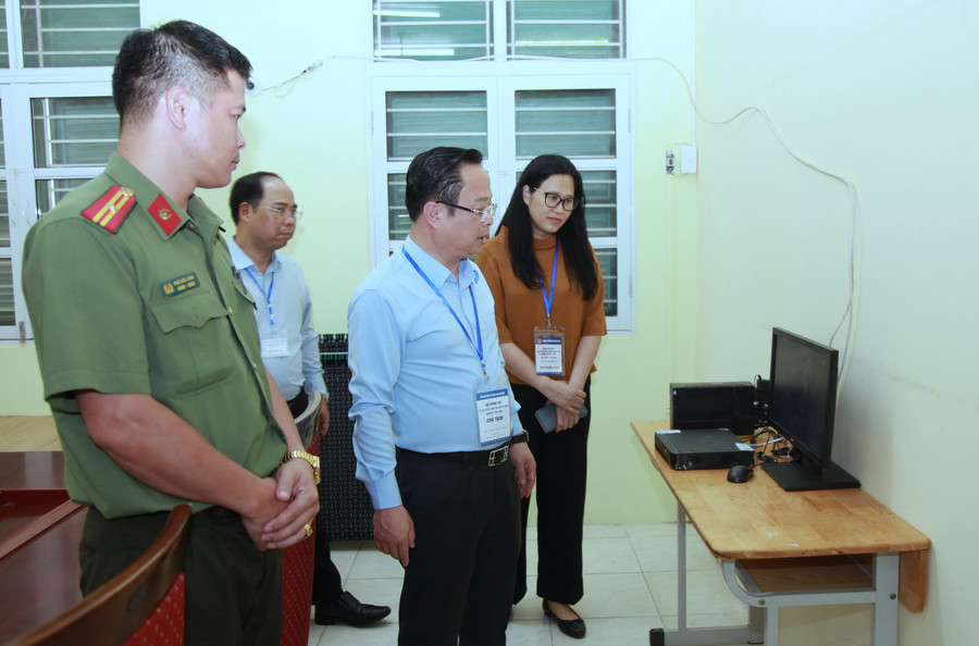 Đoàn công tác kiểm tra hệ thống camera. img-0698.jpg