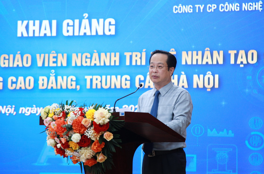 Ông Trần Thế Cương - Giám đốc Sở GD&ĐT Hà Nội phát biểu khai mạc. img-0034.jpg