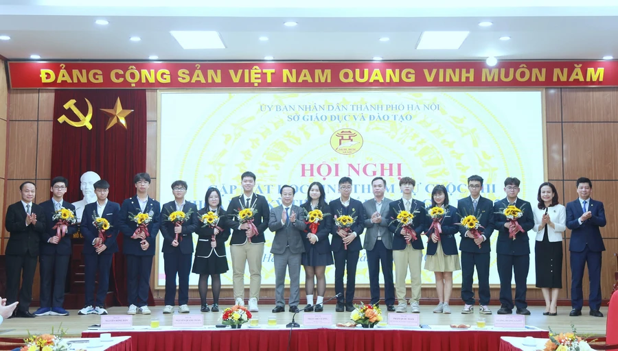 Lãnh đạo Sở GD&ĐT Hà Nội tặng hoa chúc mừng các em học sinh.