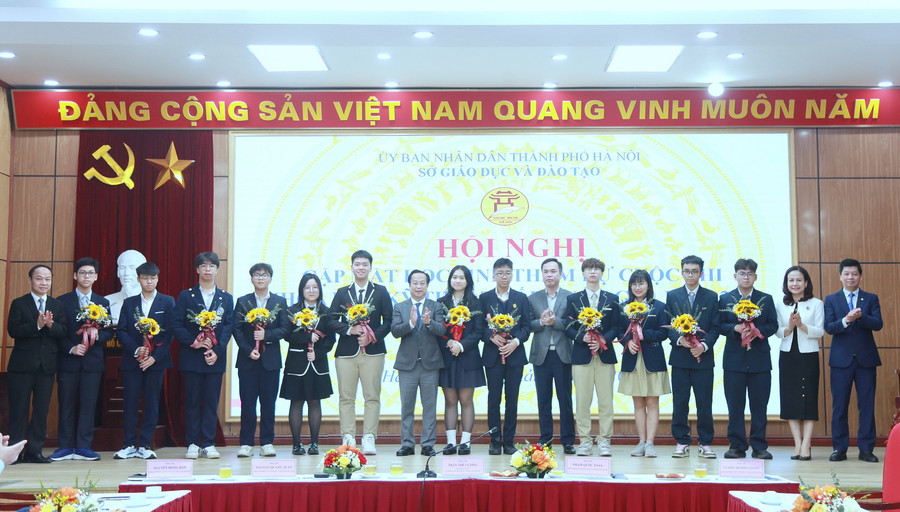Lãnh đạo Sở GD&ĐT Hà Nội tặng hoa chúc mừng các em học sinh.