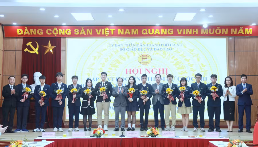 Lãnh đạo Sở GD&ĐT Hà Nội tặng hoa chúc mừng các em học sinh.