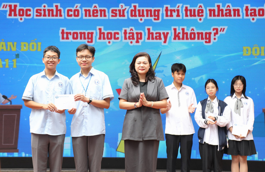 Phó Giám đốc Sở GD&ĐT Hà Nội Trần Lưu Hoa trao thưởng cho các đội thi tranh biện. img-0126.jpg